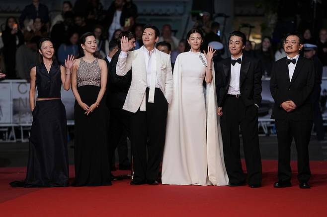 배우 김신록(왼쪽부터)과 신현빈, 지창욱, 전지현, 구교환, 연상호 감독이 지난 15일 밤(현지 시간) 제79회 칸국제영화제 ‘군체’ 공식 상영회를 앞두고 레드 카펫에서 포즈를 취하고 있다. 칸=AP 뉴시스