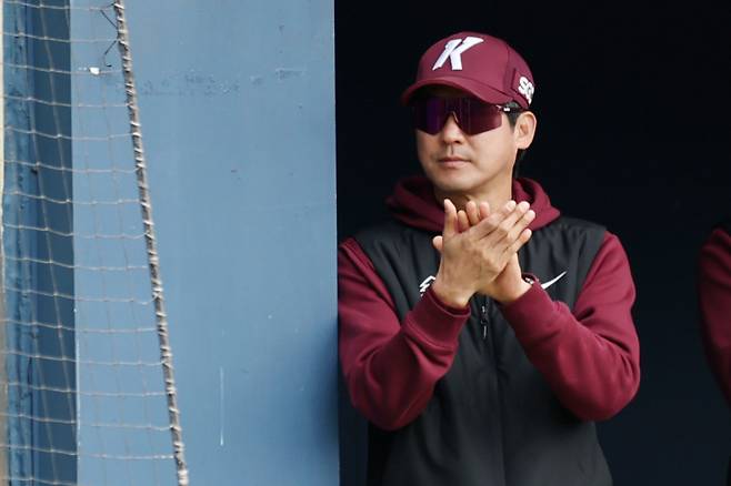 박수치는 설종진 키움 감독_(서울=연합뉴스) 윤동진 기자 = 23일 잠실야구장에서 열린 2026 KBO리그 시범 경기 키움 히어로즈 대 LG트윈스 경기. 3회 초 2사 2루 때 설종진 키움 감독이 득점에 성공한 이주형을 향해 박수치고 있다. 2026.3.23 mon@yna.co.kr
