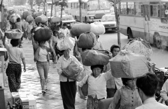 1980년대초 보따리장사들이 추석 대목을 노리고 첫차로 농산물이 든 봇짐을 이고 청량리역으로 모여들고 있다. 중앙포토