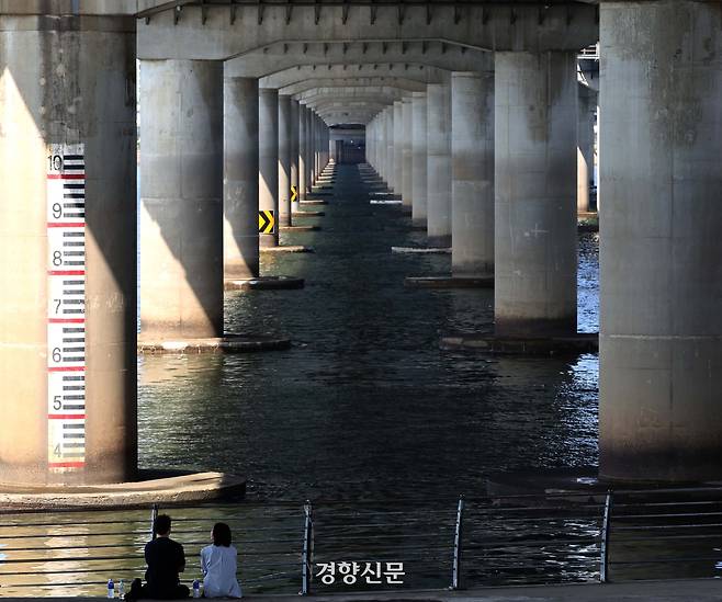 초여름 더위를 보인 22일 서울 여의도 한강공원을 찾은 시민들이 마포대교 아래서 더위를 피하고 있다. 2026.5.22. 강윤중 기자