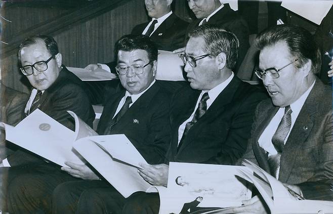 제5차 남북 고위급회담의 양측 수석대표가 1991년 12월 11일 하오 국립극장에서 서울예술단의 영혼의 노래를 관람하면서 프래그램을 함께 살펴보고 있다. 오른쪽부터 이어령 당시 문화부 장관, 정원식 당시 국무총리, 연형묵 당시 북한 총리. 경향신문 자료사진
