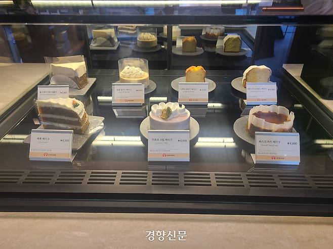 차지 시청점에 케이크가 진열돼 있다. 정대연 기자