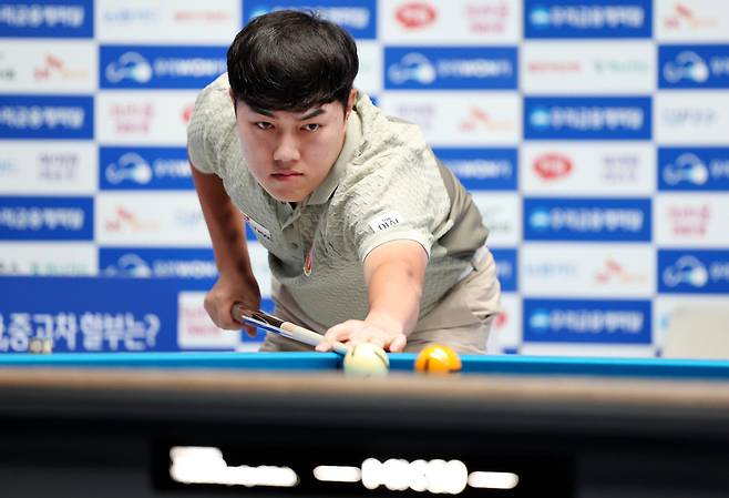 ‘한국 3쿠션 차세대 기수’ 김준태(하림)가 16강에서 ‘헐크’ 강동궁(휴온스)을 제압하고 8강에 올랐다. PBA 제공