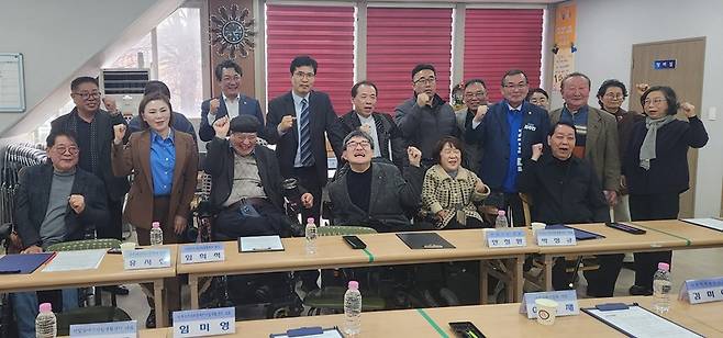 이원택 민주당 전북도지사 후보와 장애인 단체 회원들