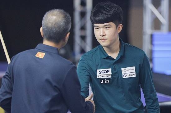 이번 대회 돌풍의 주역인 ‘18세 고교생’ 김도현은 F조에서 1승1무1패, 조2위로 16강에 진출했다. 김도현이 트란퀴옛치엔과 40:40으로 비긴 뒤 악수하고 있다. 김도현은 베트남의 윙트란탄뚜와 16강서 만난다. (사진=SOOP)