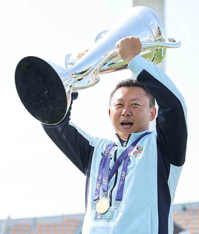리유일 내고향여자축구단 감독이 23일 오후 수원종합운동장에서 열린 2025-2026시즌 아시아축구연맹 여자 챔피언스리그 시상식에서 우승 트로피를 들어보이고 있다. 뉴시스