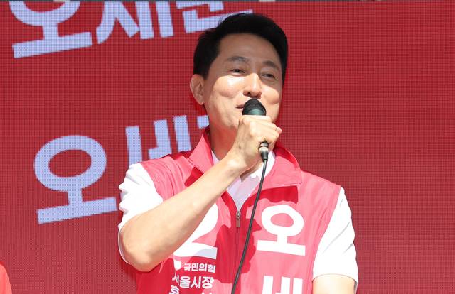 국민의힘 오세훈 서울시장 후보가 22일 서울 동작구 남성사계시장에서 유세를 하고 있다. 연합뉴스.
