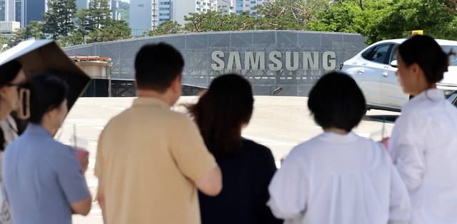 지난 22일 경기 수원시 영통구 삼성전자 앞에서 직원들이 이동하고 있다. 뉴시스