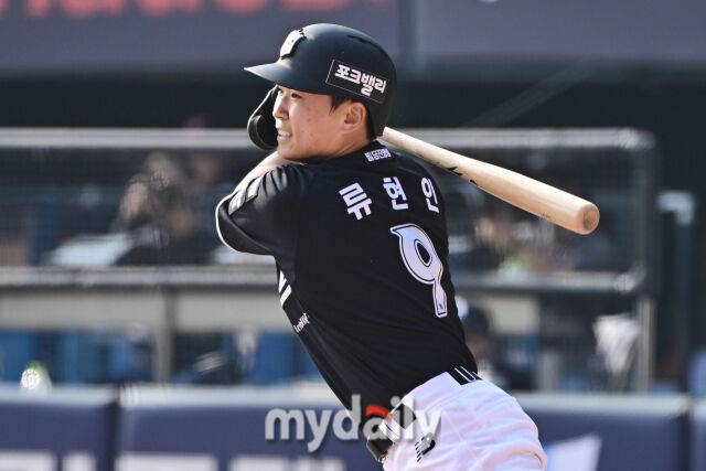 28일 서울 잠실야구장에서 열린 '2026 신한 SOL BANK KBO리그' LG 트윈스와 KT 위즈 경기. KT 류현인이 6회초 1사에 안타를 치고 있다./마이데일리