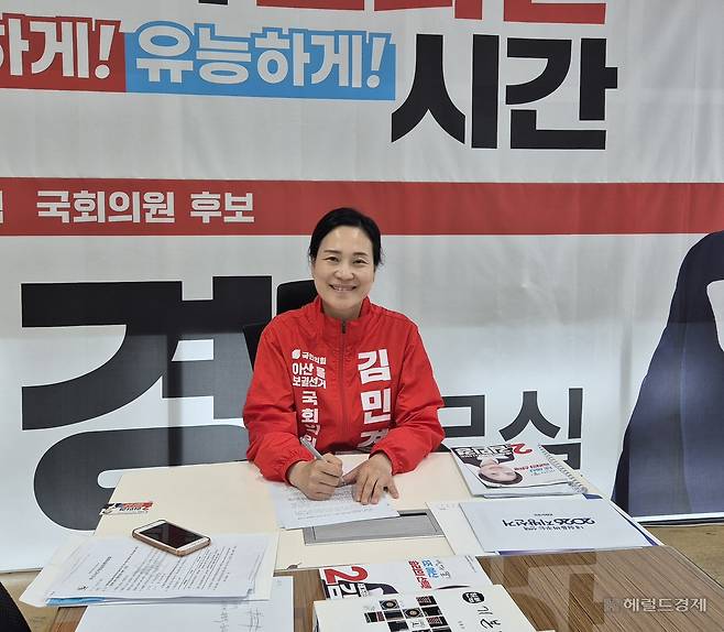 김민경 국민의힘 충남 아산을 후보가 지난 20일 충남 아산시 배방읍에 위치한 후보 사무소에서 헤럴드경제와 인터뷰 중이다. 사진=김도윤 기자