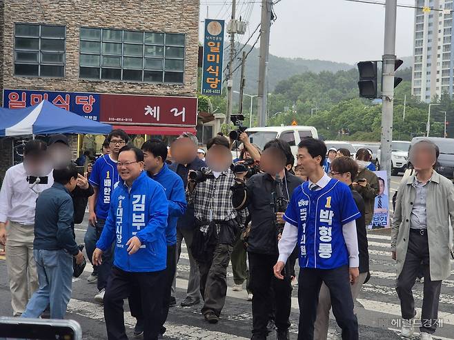 지난 21일 11시께 대구 달성군 화원시장에서 김부겸 더불어민주당 대구시장 후보와 박형룡 후보가 합동유세를 펼치고 있다. 사진=김도윤 기자