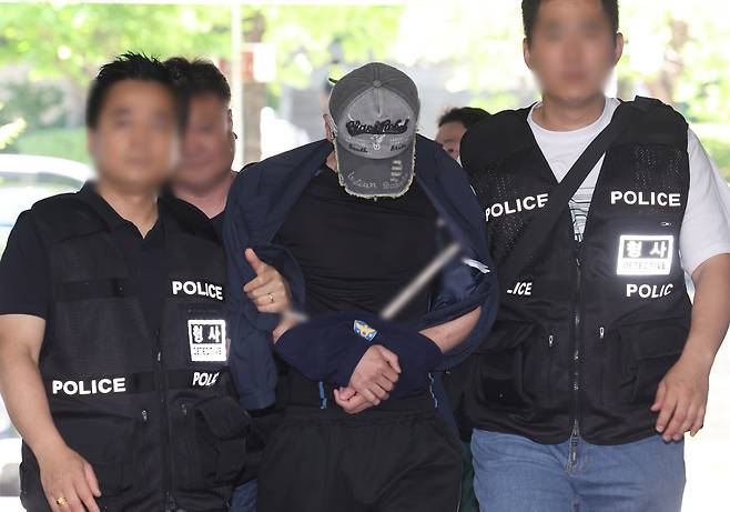 배우 김규리씨 자택 침입 강도 행각을 벌인 40대 남성이 지난 22일 오후 서울 서초구 서울중앙지방법원에서 열린 강도상해 혐의 구속 전 피의자 심문(영장실질심사)에 고개를 숙인 채 출석하고 있다. 뉴시스