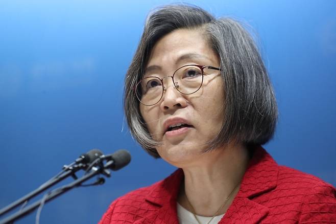 이수정 경기대 교수가 2023년 12월 19일 오후 경기 수원시 영통구 경기도의회 브리핑룸에서 기자회견을 열고 제22대 총선 수원시(정) 출마를 선언하고 있다. 2023.12.19. 뉴스1