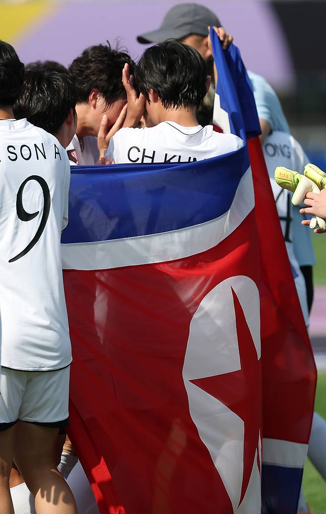 ▲ 23일 수원 장안구 수원종합운동장에서 열린 아시아축구연맹(AFC) 여자 챔피언스리그(AWCL) 결승 내고향여자축구단과 도쿄 베르디 벨레자의 경기. 내고향 선수들이 인공기를 들고 우승 기념촬영을 하고 있다. ⓒ연합뉴스