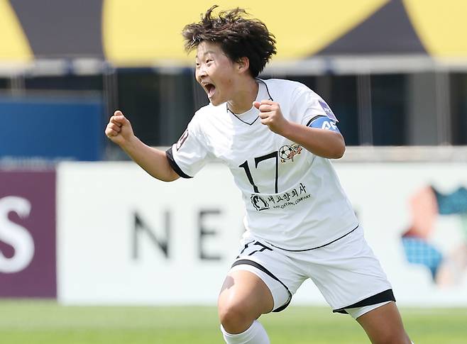 ▲ 23일 수원 장안구 수원종합운동장에서 열린 아시아축구연맹(AFC) 여자 챔피언스리그(AWCL) 결승 내고향여자축구단과 도쿄 베르디 벨레자의 경기. 내고향 김경영이 골을 넣고 포효하고 있다. ⓒ연합뉴스