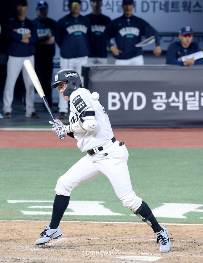 NC 우완불펜 류진욱이 22일 수원KT위즈파크에서 열리는 2026KBO리그 KT위즈와 NC다이노스 경기 7회말 1사 2,3루에서 허경민의 등을 맞춘 후 미안함을 전하고 있다. 2026.0.22. '아프겠다' /사진=강영조 선임기자
