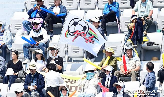 북한 내고향여자축구단 23일 오후 수원종합운동장에서 열린 2025-2026시즌 아시아축구연맹(AFC) 여자 챔피언스리그(AWCL) 결승전에서 일본 도쿄 베르디에 1-0으로 이겼다. 내고향은 전신인 AFC 여자 클럽 챔피언십을 포함해 이 대회에서 북한 팀으로는 처음으로 정상에 올랐다. 공동응원단은 이날 '오~ 필승 내고향' 등을 부르며 북한 클럽을 열심히 응원했다. 수원, 박지영 기자
