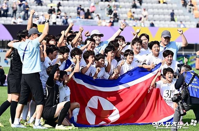 북한 내고향여자축구단 23일 오후 수원종합운동장에서 열린 2025-2026시즌 아시아축구연맹(AFC) 여자 챔피언스리그(AWCL) 결승전에서 일본 도쿄 베르디에 1-0으로 이긴 뒤 시상식에서 북한 국기인 인공기를 펼쳐든 채 우승 세리머니를 하고 있다. 내고향은 전신인 AFC 여자 클럽 챔피언십을 포함해 이 대회에서 북한 팀으로는 처음으로 정상에 올랐다. 수원, 박지영 기자