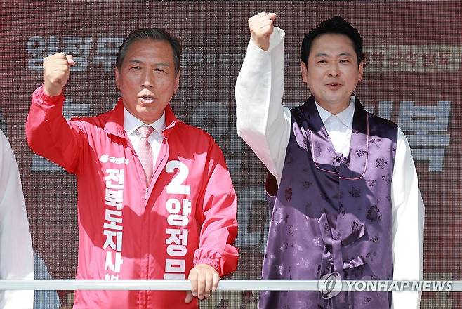 한복 입고 유세차량 오른 장동혁 상임선대위원장 (전주=연합뉴스) 신현우 기자 = 국민의힘 장동혁 상임선대위원장이 23일 전북 전주한옥마을을 방문해 한복을 입고 당과 양정무 전북도지사 후보에 대한 지지를 호소하고 있다. 2026.5.23 nowwego@yna.co.kr