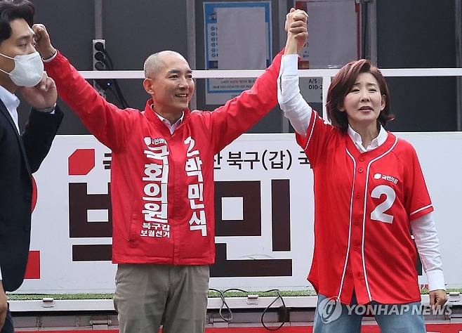 박민식 지원유세하는 나경원 (부산=연합뉴스) 손형주 기자 = 국민의힘 박민식 부산 북갑 국회의원 보궐선거 후보가 23일 오후 부산 북구 도시철도 덕천역 부근에서 지원유세를 온 나경원 의원과 손을 맞잡고 있다. 2026.5.23 handbrother@yna.co.kr