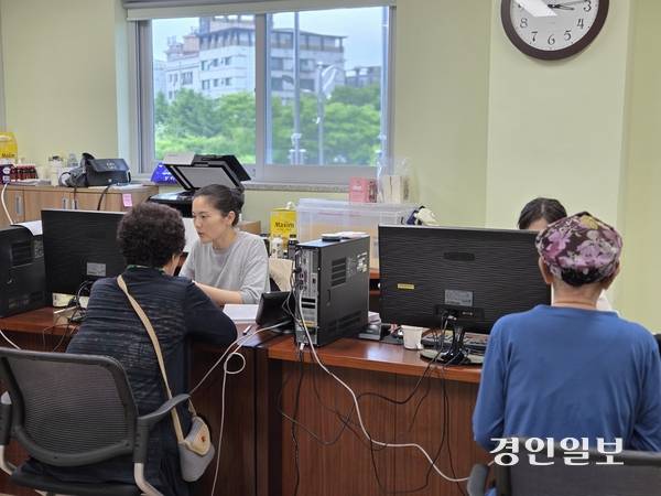 오산시 신장1동행정복지센터 고유가피해지원금 신청 창구에서 주민들이 상담을 진행하고 있다. 2026.5.21 오산/공지영기자 jyg@kyeongin.com