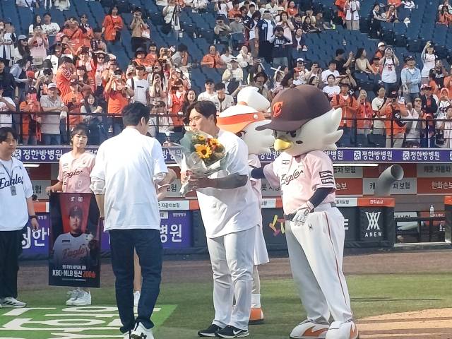 한화이글스 류현진이 24일 두산과의 경기에서 한·미 통산 200승을 달성한 뒤 손혁 단장으로부터 축하 꽃다발을 받고 있다. 사진=권혁조 기자.