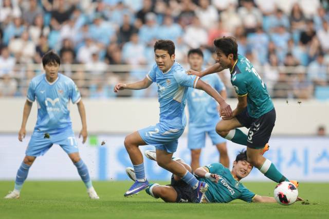 프로축구 K리그2 대구FC 황재원과 안산그리너스FC의 김건오가 경합을 벌이고 있다. K리그 제공