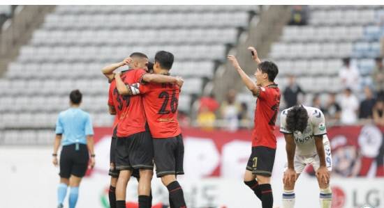 강호 수원FC에 3-2 대역전승을 거둔 경남FC 선수들이 경기 종료 휘슬이 울리자 서로를 껴안고 기쁨을 나누고 있다. 사진=한국프로축구연맹