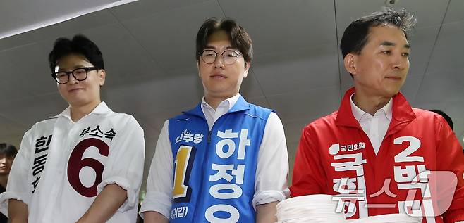 한동훈 무소속 부산 북구갑 국회의원 보궐선거 후보(왼쪽부터), 하정우 더불어민주당 부산 북구갑 국회의원 보궐선거 후보, 박민식 국민의힘 부산 북구갑 국회의원 보궐선거 후보가 21일 부산 북구 남산정종합사회복지관에서 열린 콩국수 나눔 행사에 참석해 콩국수 봉사를 하고 있다. 2026.5.21 ⓒ 뉴스1 윤일지 기자