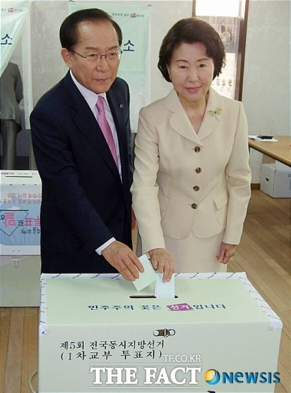 이회창 전 한나라당 총재의 부인 한인옥 여사(오른쪽)가 지난 23일 별세했다. /뉴시스