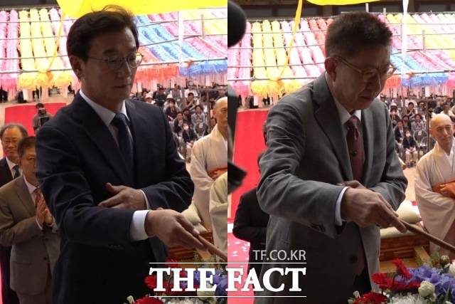전재수 더불어민주당 부산시장 후보·박형준 국민의힘 부산시장 후보가 24일 부산 금정구 범어사에서 열린 봉축법요식에 참석해 부처를 목욕시키는 관불 의식을 하고 있다. /부산 범어사=김민지 기자