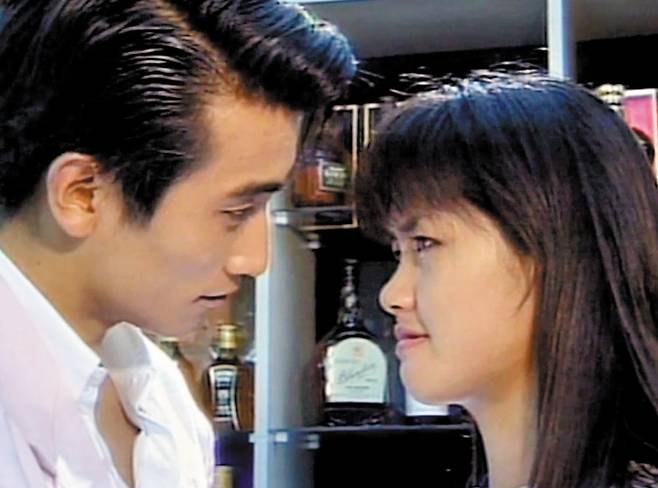 드라마 ‘사랑을 그대 품안에’ 출연 당시 모습. 상대역이었던 배우 신애라와 1995년 결혼했다. /유튜브