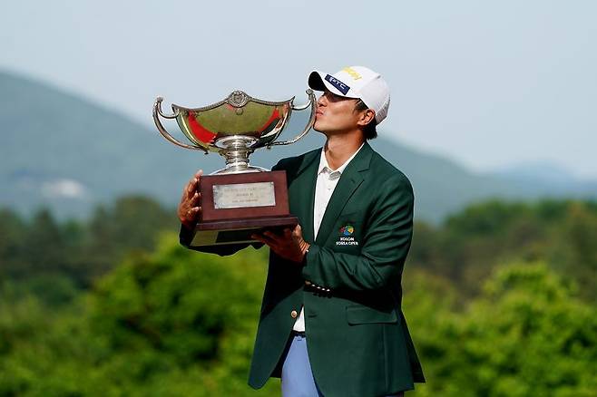 양지호가 24일 충남 천안 우정힐스 컨트리클럽에서 열린 코오롱 제68회 한국오픈 선수권대회에서 우승을 차지한 뒤 트로피에 입을 맞추며 기념촬영하고 있다. 한국오픈 조직위원회 제공