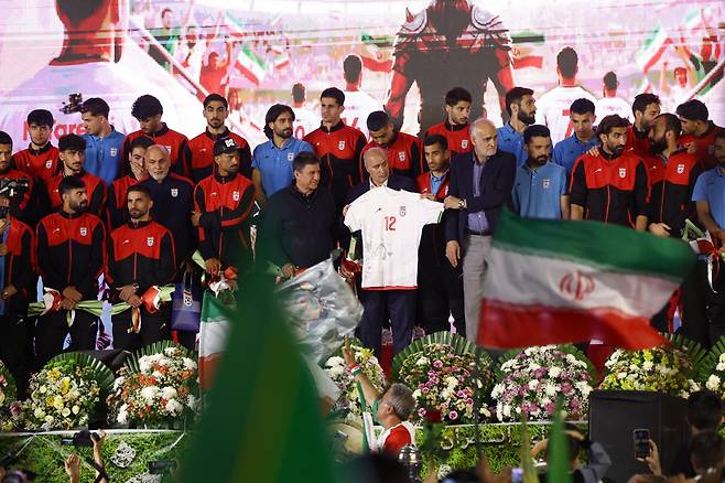 이란 축구대표팀이 15일 이란 테헤란의 엥헬라브 광장에서 2026 북중미 월드컵 출정식을 갖고 새로운 유니폼을 공개하고 있다. 테헤란=로이터 연합뉴스