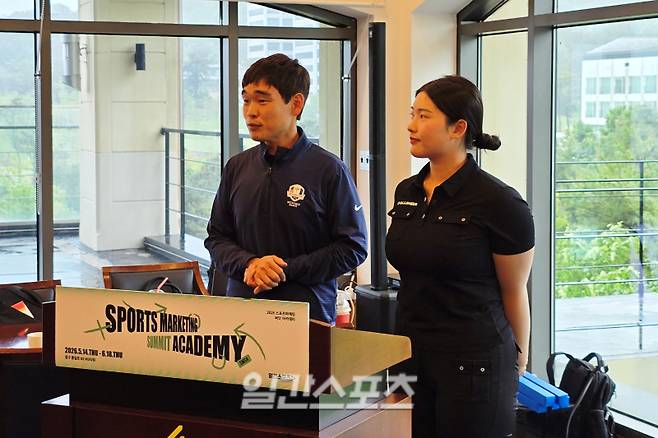 21일 용인시 처인구에 위치한 써닝포인트CC에서 열린 ‘2026 일간스포츠(IS) 스포츠 마케팅 써밋 아카데미(Sports Marketing Summit Academy·SMSA)’에서 강연 중인 김조셉 해설위원과 KLPGA 문서형 프로. 용인=윤승재 기자