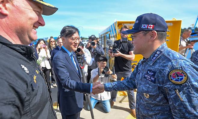 24일 이병일 도산안창호함장(오른쪽)이 임기모 주캐나다 한국대사와 악수하고 있다. 사진 해군