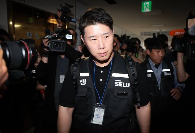 삼성그룹 초기업노동조합 삼성전자지부 최승호 위원장이 5월 20일 정부세종청사 중앙노동위원회에서 노사협상 결렬에 따른 총파업 강행 입장을 밝힌 뒤 협상장을 떠나고 있다. 사진=이솔 한국경제신문 기자