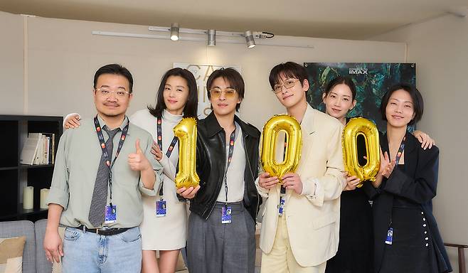영화 <군체>의 연상호 감독과 전지현, 구교환, 지창욱, 신현빈, 김신록(왼쪽부터) 등 출연 배우들이 관객 100만명 돌파 기념 촬영을 하고 있다. 쇼박스 제공