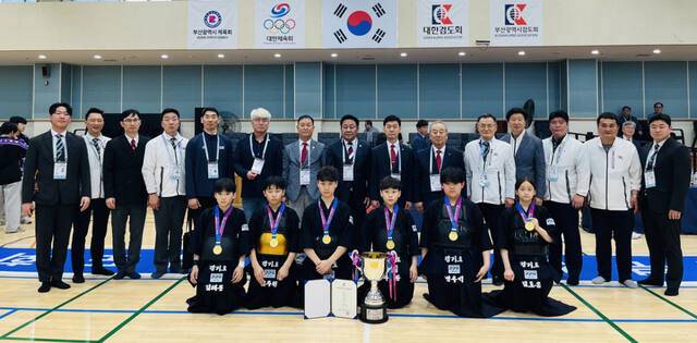 경기도검도회가 23일 제55회 전국소년체육대회 검도 초등부 12세 이하부 단체전 우승을 차지한 뒤 기념촬영을 하고 있다. 경기도검도회 제공