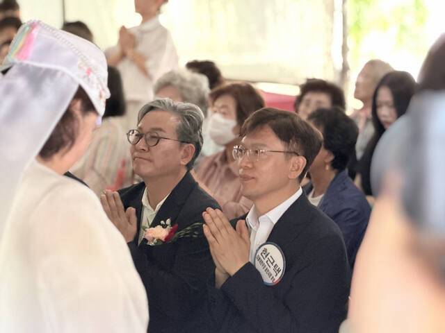 더불어민주당 현근택 용인시장 후보가 24일 부처님 오신 날을 맞아 손명수(용인을) 국회의원과 함께 대덕사 봉축 행사에 참여했다. 현근택 후보 선거사무소 제공