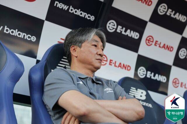 성남FC가 24일 목동종합운동장에서 서울 이랜드와 정규리그 13라운드 원정 경기를 치렀다. 경기를 지켜보고 있는 전경준 성남 감독./프로축구연맹 제공
