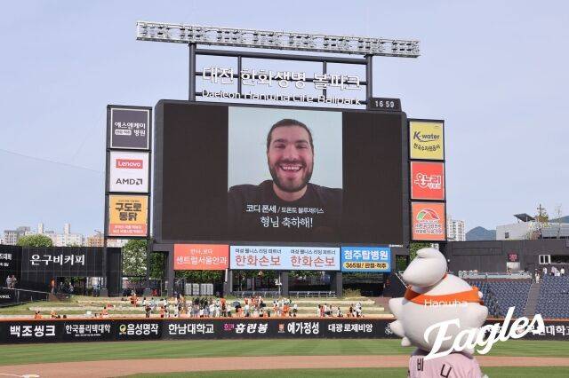 코디 폰세가 류현진의 200승을 축하했다./한화 이글스