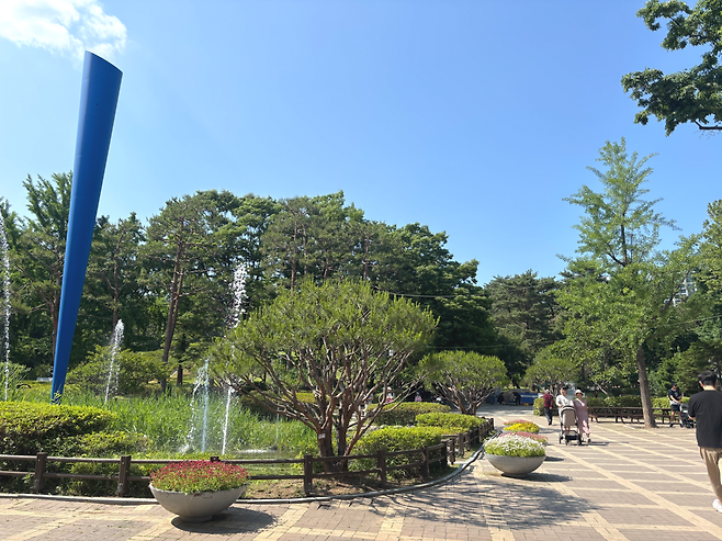 23일 서울 용산구 효창공원에 사람들이 지나가고 있다. 강도림 기자