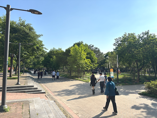 23일 서울 성동구 서울숲에서 사람들이 걷고 있다. 강도림 기자
