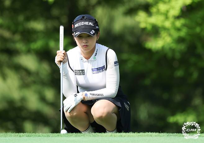 그린 경사를 파악하고 있는 박현경. 사진 제공=KLPGA