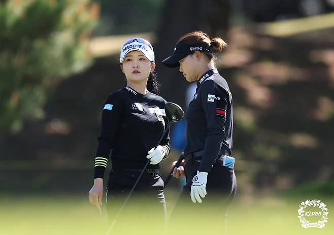 동반 라운드를 하고 있는 이예원(왼쪽)과 김민솔. 사진 제공=KLPGA