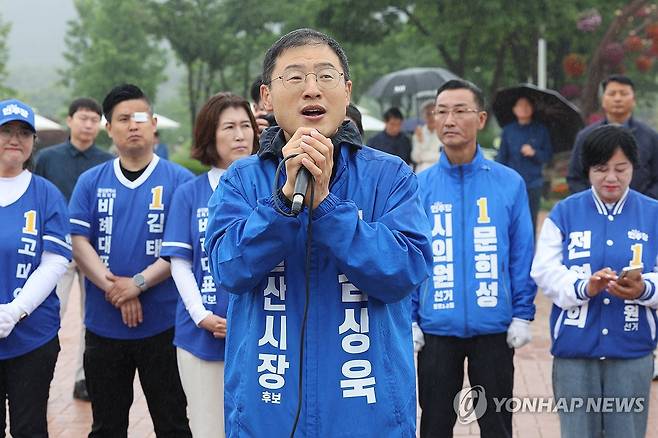 지지 호소하는 김상욱 울산시장 후보 (울산=연합뉴스) 장지현 기자 = 6·3 지방선거와 국회의원 재·보궐선거 공식 선거운동 첫날인 21일 오전 울산 중구 태화강 국가정원에서 열린 더불어민주당 출정식에서 김상욱 울산시장 후보가 지지를 호소하고 있다. 2026.5.21 jjang23@yna.co.kr