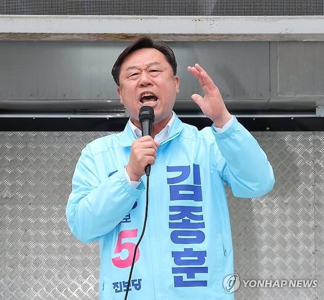 출정식서 발언하는 김종훈 울산시장 후보 (울산=연합뉴스) 김용태 기자 = 6·3 지방선거와 국회의원 재·보궐선거 공식 선거운동이 시작된 21일 울산 남구 롯데백화점 앞에서 열린 진보당 울산시당 출정식에서 김종훈 울산시장 후보가 발언하고 있다. 2026.5.21 yongtae@yna.co.kr