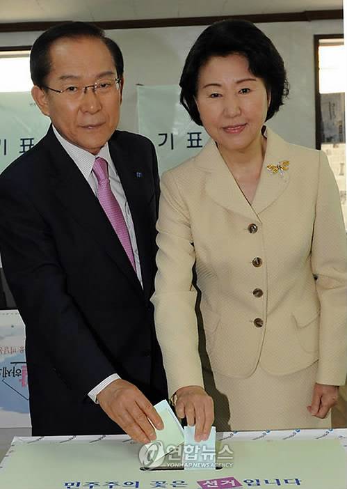 투표하는 이회창 대표 (예산=연합뉴스) 자유선진당 이회창 대표가 2일 오전 부인 한인옥씨와 함께 충남 예산군 예산읍 예산리 신성아파트관리사무소에 마련된 투표소를 찾아 투표를 한 뒤 기표용지를 투표함에 넣고 있다. 2010.6.2 << 지방기사 참고 >> sw21@yna.co.kr