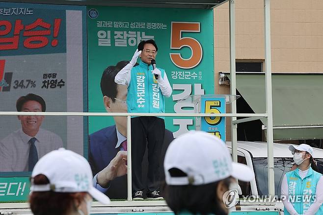 강진원 강진군수 후보, 장날 시장서 유세 (강진=연합뉴스) 김혜인 기자 = 제9회 전국동시지방선거 선거운동 기간인 24일 전남 강진군 강진읍 오감통시장에서 무소속 강진원 강진군수 후보가 유세하고 있다. 2026.5.24 in@yna.co.kr